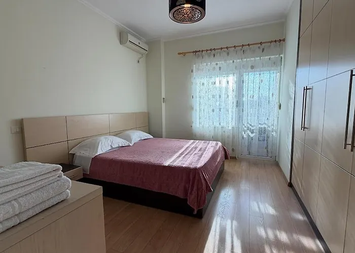 20 Bs New Bazaar Τίρανα